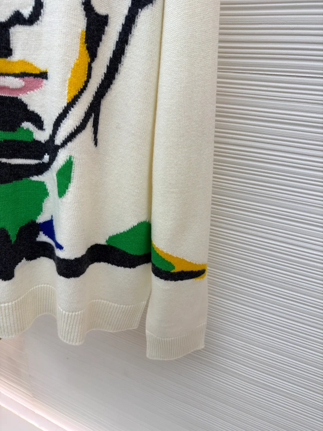 LOUIS VUITTON Portrait Grimace Jacquard Sweater ●Original version: 13100 purchase and development ●Item number: 1681807-B50 ●Fabric: wool blended fabric ●Technology: jacquard knitting ●Color: off-white ●Version: fitted version ●Weight: about 470 grams ●Size: XS-S-M-L ●Description: This human face jacquard sweater is made of 12-needle high-density worsted wool blend yarn, with a soft and crisp texture. The main face pattern uses intarsia jacquard technology, and is precisely interwoven with multi-color yarns such as black, blue, and green. There are no floating lines on the edges of the pattern, and the color levels are clear and not easy to fall off. The collar, cuffs and hem are all made of ribbed edge technology, which has excellent elasticity and will not deform after long-term wear. The seams on the body are double-needle seamed, and the details are reinforced and durable; the shoulders are made of seamless weaving technology, so there are no indentations and a better fit when worn. The overall shape is adapted to various body shapes through three-dimensional tailoring, and the manual measurement error is controlled within ±3cm, taking into account both design and practical wearability. The overall wiring is straight and delicate, the fabric is comfortable and soft, and the color is consistent without color difference. It can be matched with the same style to create a fashionable look and control various occasions. Customized accessories, complete with three standards, same style for men and women!